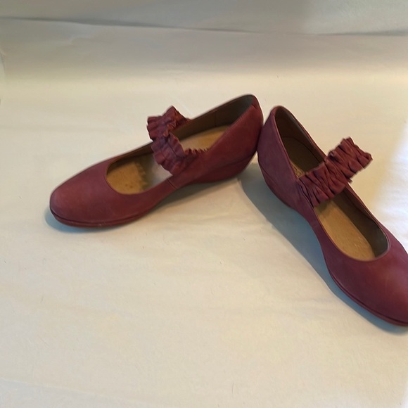 Sundance red suede shoes. - Picture 4 of 6